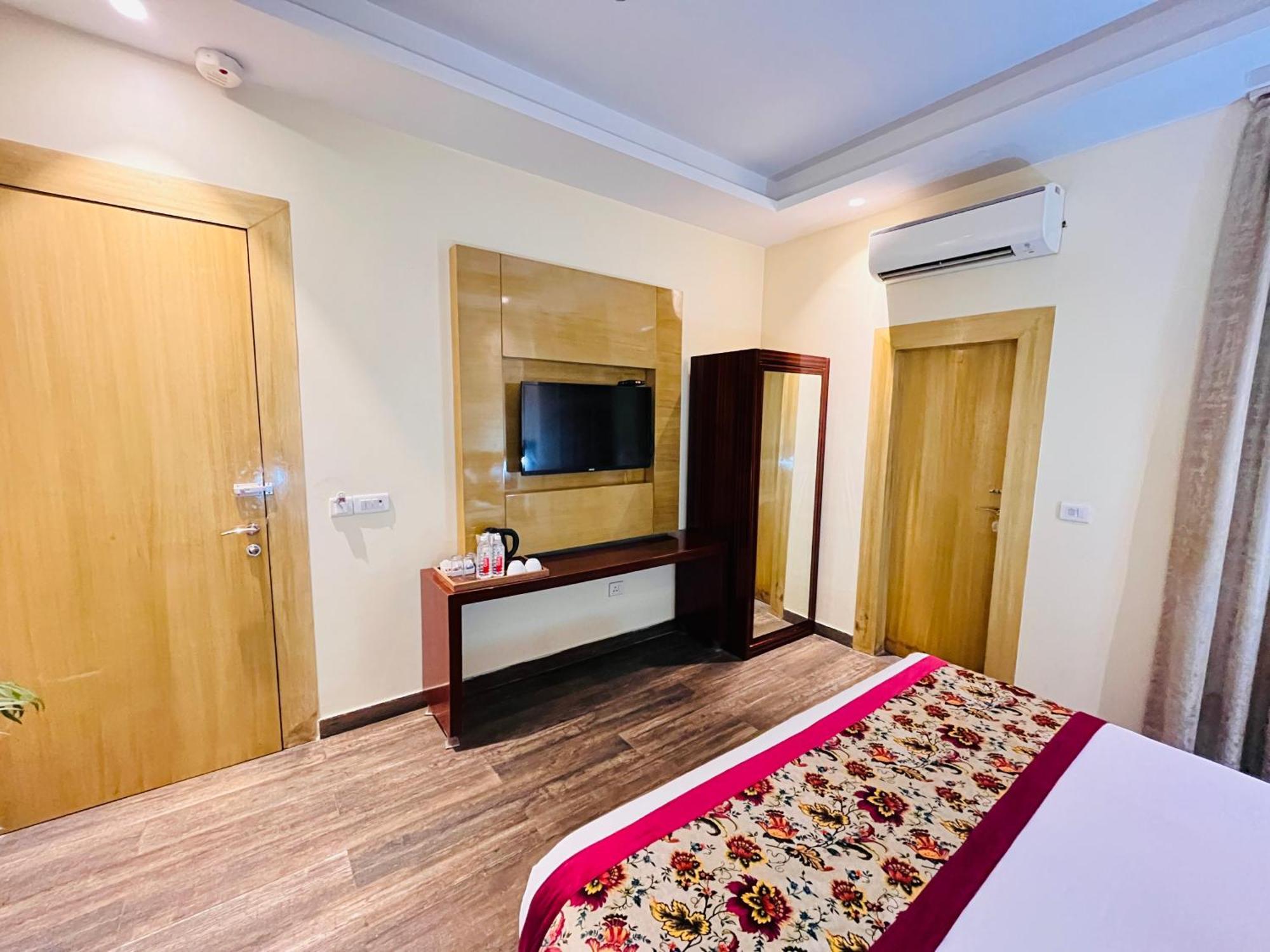 Hotel Banz Near Indira Gandhi Airport Delhi Nuova Delhi Esterno foto